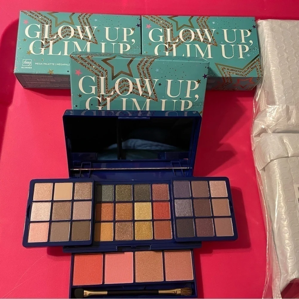 🌟HP🌟 30 EYESHADOW 4 BLUSH PALETTE FMG Glow up Glim up Avon Limited! Gift Idea